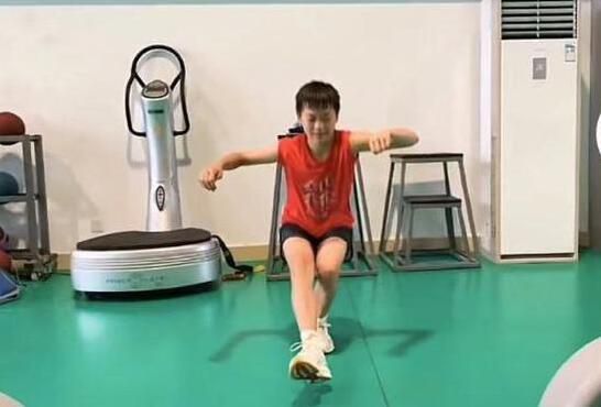 屁股抬起来自己扒开